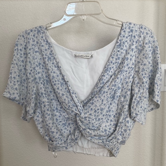 Abercrombie & Fitch Blue Floral Flutter Sleeve Twist Front Crop Top - Picture 4 of 9